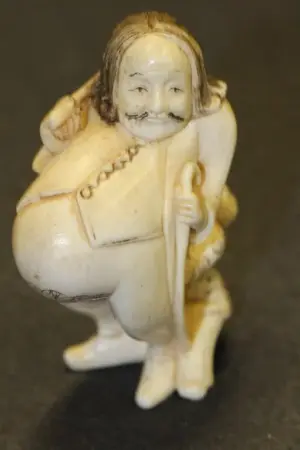 JAPANESE IVORY NETSUKE GENTLEMAN
