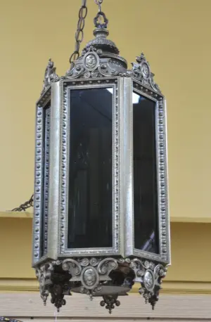 (Pr) BRONZE LANTERNS WITH SHIELD MEDALLIONS