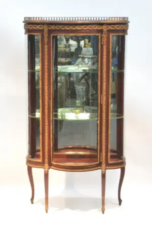 CLOVER FORM CURVED GLASS VITRINE WITH