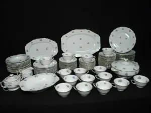 HEINRICH & CO FLORAL PORCELAIN DINNERWARE SET: 93