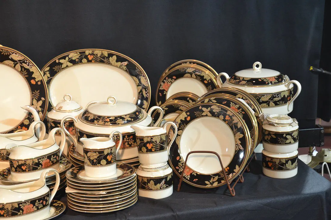 MIKASA "LAVISH MEADOW" DINNER SERVICE - Image 7