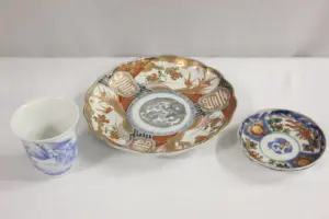 2 antique Japanese Imari plates, and a wine cup