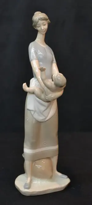 LLADRO MOTHER WITH BABY - 13" TALL
