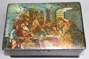 EARLY HAND PAINTED RUSSIAN BOX WITH KEY
