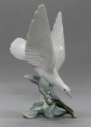 LLADRO FIGURE OF DOVE