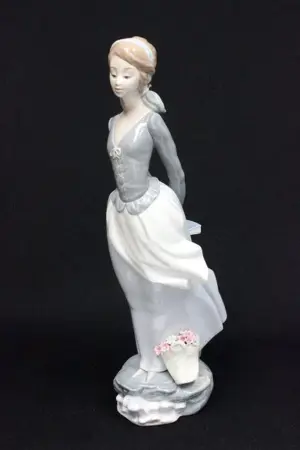 Lladro figure "Woman with Basket of Flowers"
