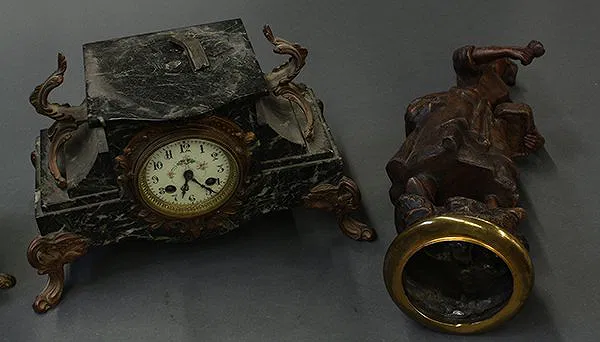 Continental figural clock garniture - Image 5